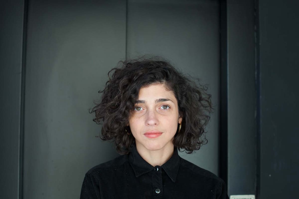 El relato autobiográfico de Mercedes Halfon parte del estrabismo, que afectó a la autora desde la infancia y desliza una teoría de la subjetividad.