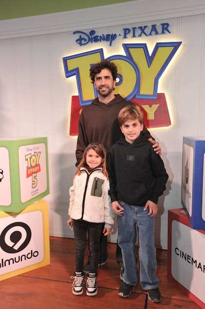 El relator y expiloto Juan Manuel "Cochito" López estuvo acompañado por sus hijos India y León
