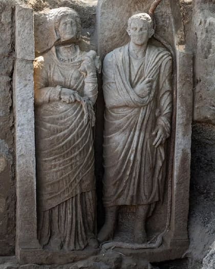 El relieve funerario hace referencia a la necrópolis de Porta Sarno