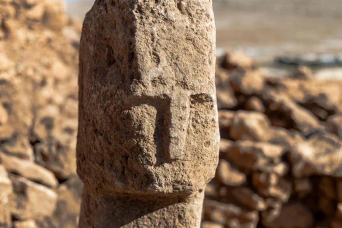 El relieve hallado en el yacimiento arqueológico de Karahantepe muestra afilados rasgos faciales, una nariz pequeña y ojos hundidos