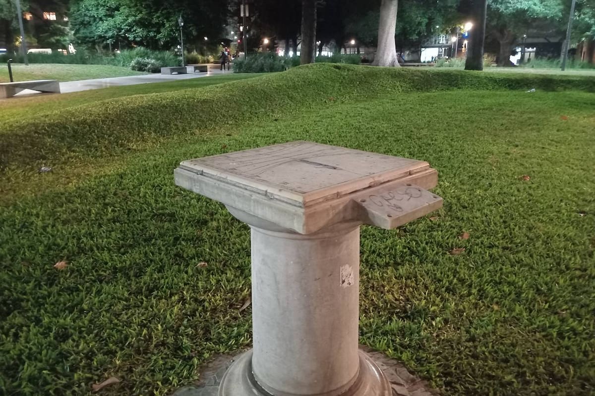 El reloj de sol de la Plaza Lavalle fue inaugurado en 1937 y robado cinco años más tarde, aunque después lo devolvieron