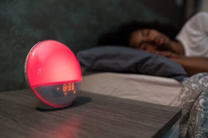 El reloj despertador inteligente es ideal si querés una solución enfocada únicamente en despertar de forma más natural, sin distracciones