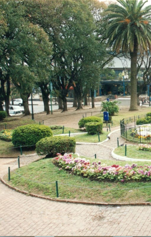 El reloj en el año 1998, con la estación del ex Tren de la Costa de fondo.