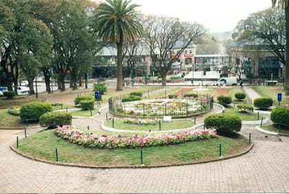 El reloj en el año 1998, con la estación del Tren de la Costa de fondo.