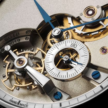 El reloj suizo fue diseñado artesanalmente con 281 componentes ensamblados a mano