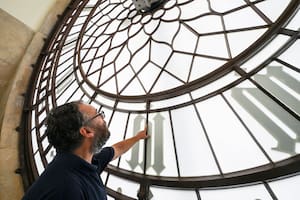 El relojero Huw Smith inspecciona el interior de la esfera del reloj en la Torre Elizabeth