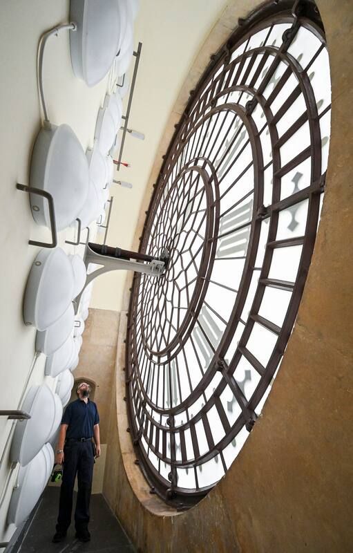 El relojero Huw Smith inspecciona el interior de la esfera del reloj en la Torre Elizabeth