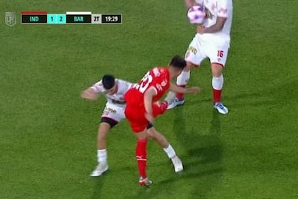 El remate al arco de Márquez dio en el brazo de Salvareschi, pero el árbitro hizo seguir la jugada y desde el VAR no llamaron a Echavarría para observar las imágenes; fue la polémica de la noche.