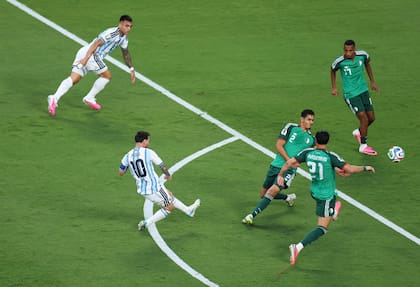 EL remate de afuera del área de Messi para adelantar a la Argentina