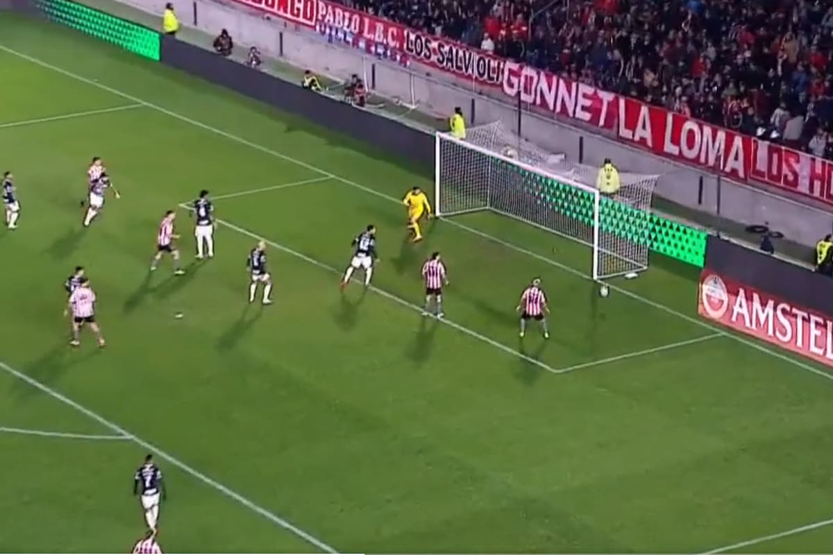 El remate de Benedetti da en el poste izquierdo de Cassio durante el primer tiempo de un partidazo de Estudiantes