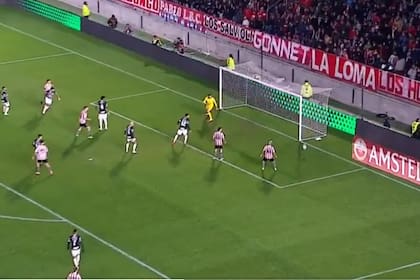 El remate de Benedetti da en el poste izquierdo de Cassio durante el primer tiempo de un partidazo de Estudiantes