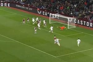 El remate de Campbell ya sorprendió a Olsen, que cubrió mal el primer palo y nada pudo hacer para evitar el 1-2