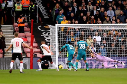 El remate de Carlos Alcaraz viaja directo hacia el arco y se convertirá en el gol del Southampton, que no pudo sostener el triunfo ante Wolverhampton.