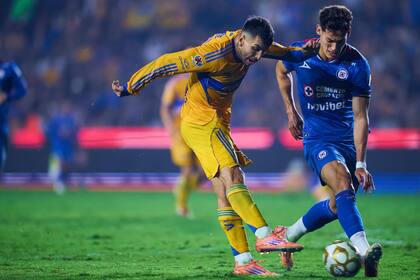 El remate de Correa impactará en el tobillo derecho de Orozco y provicará la grave lesión