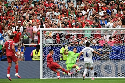 El remate de Cristiano Ronaldo tapado por el arquero Abduvohid Nematov, por el que reclamaban penal