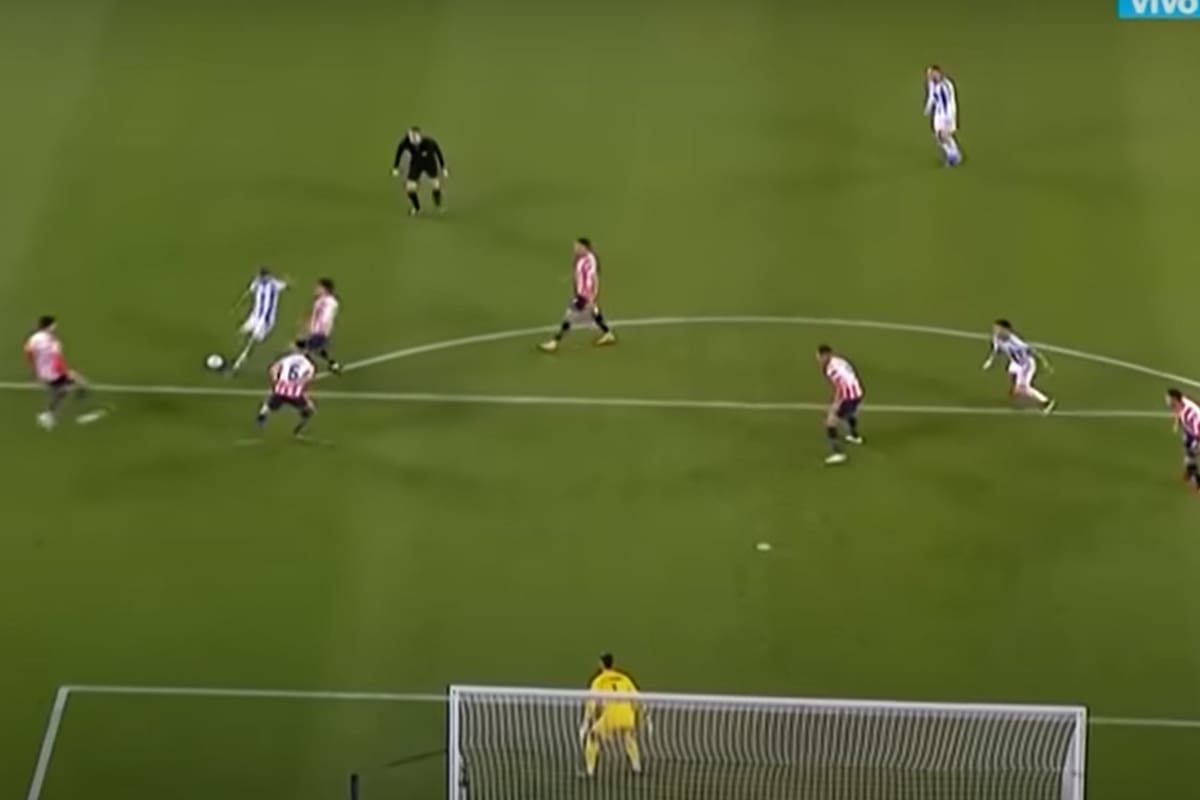 El remate de De Paul que dará en el palo del arco de Paraguay; la Argentina movió la pelota hasta que encontró los espacios para generar espacios y finalizar el ataque