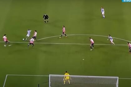 El remate de De Paul que dará en el palo del arco de Paraguay; la Argentina movió la pelota hasta que encontró los espacios para generar espacios y finalizar el ataque