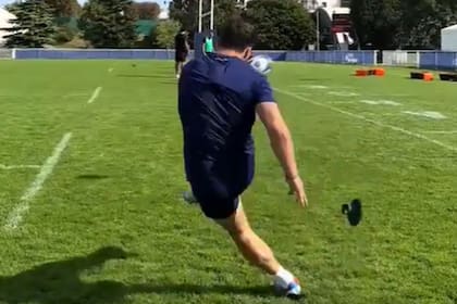 El remate de Dupont a los palos, desde un lateral y con muy poco ángulo, en el entrenamiento de Francia del miércoles; el 9 sería de la partida frente a Sudáfrica en los cuartos de final del Mundial.