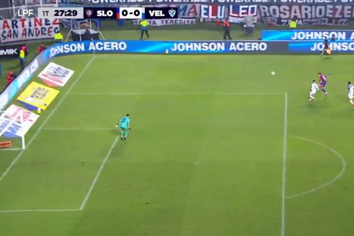 El remate de emboquillada de Auzmendi será rozado por el arquero Montero y la pelota dará en el travesaño; pudo ser el triunfo del Ciclón