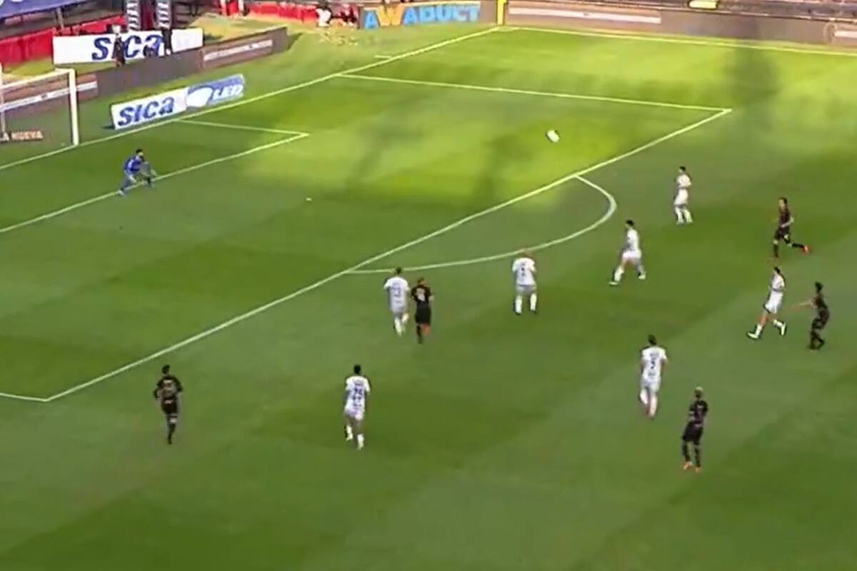 El remate de Ferreyra, apenas desviado por Alanis, ya vuela hacia el arco de Sarmiento: es la maniobra del empate de Colón