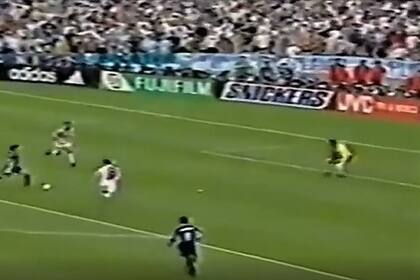 El remate de Gallardo contra Croacia después de una gran apilada, en el Mundial de Francia '98: Argentina fue eliminada en cuartos de final
