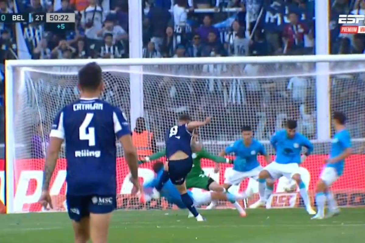 El remate de Girotti en el minuto 50 del segundo tiempo iba al arco de Belgrano pero salvó el gol Lisandro López de manera increíble, mandando la pelota al córner