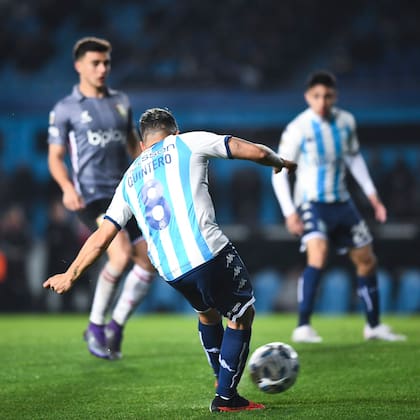El remate de Juanfer Quintero se transformará en el 2-0 de Racing ante Estudiantes