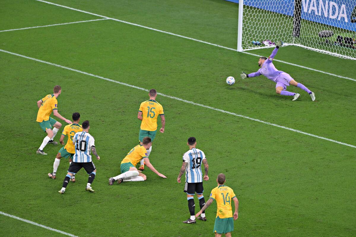El remate de Lionel Messi superó a los tres marcadores australianos y el arquero tampoco podrá llegar a desviarlo; fue el 1-0 por los octavos de final.