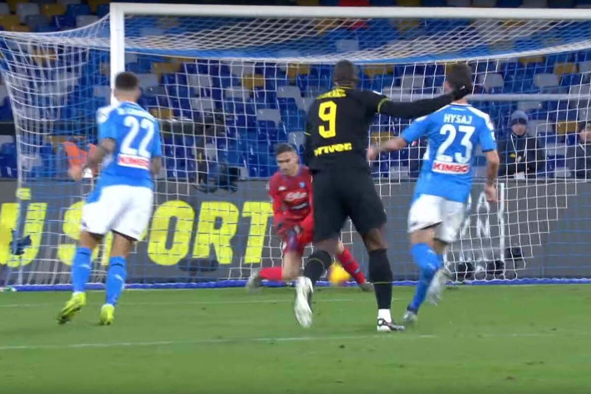 El remate de Lukaku ya venció la resistencia del arquero de Nápoles y será el segundo gol de Inter