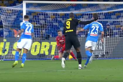 El remate de Lukaku ya venció la resistencia del arquero de Nápoles y será el segundo gol de Inter