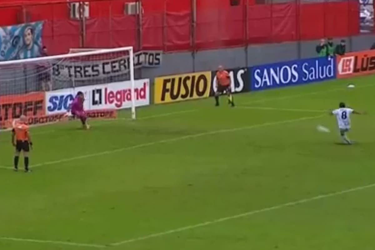 El remate de Montoya, que involuntariamente tocó el balón con los dos pies