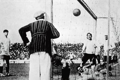 El remate de Onzari desde el córner entra en el arco; es el primer gol olímpico de la historia