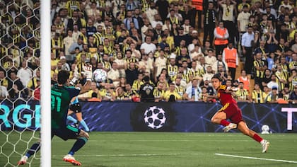 El remate de Paulo Dybala ante Fenerbahce