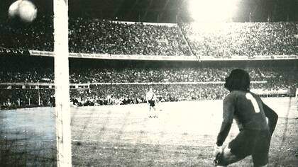 El remate de Suñé ya se metió en el ángulo y Boca le gana a River la única final que jugaron entre ambos