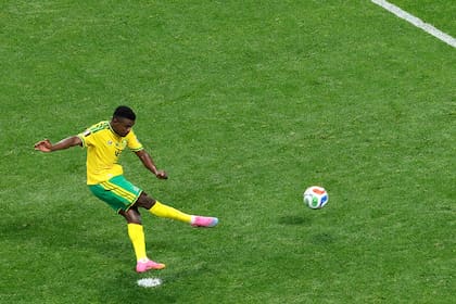El remate de Teboho Mokoena en el penal que determinó la igualdad (1-1) de Sudáfrica ante los checos