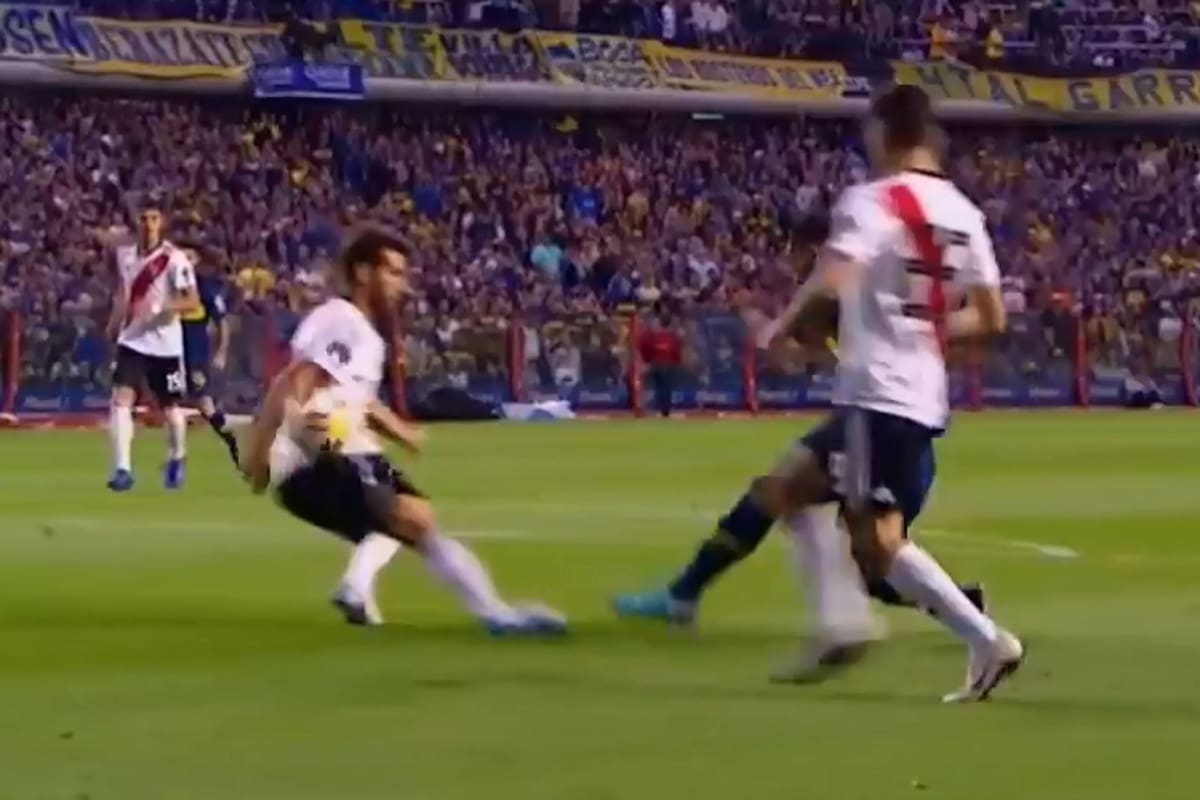 El remate de Tevez da en el brazo derecho de Ponzio, dentro del área de River