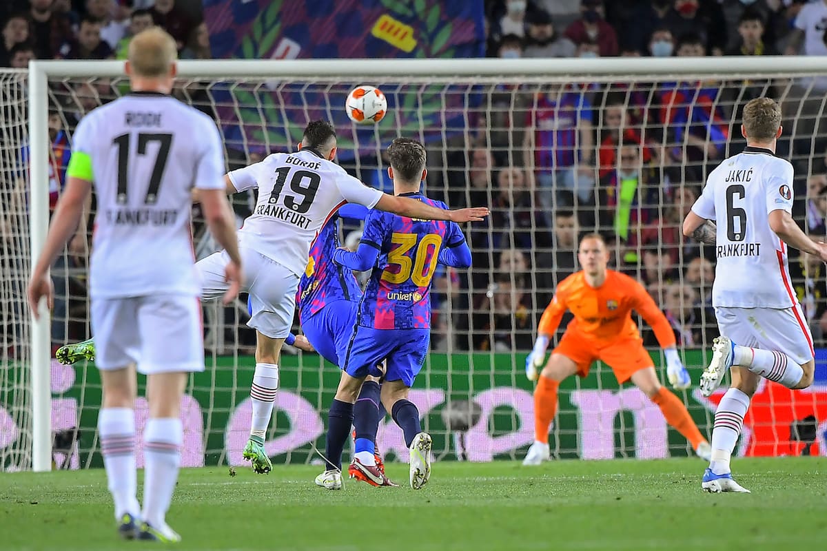 El remate inalcanzable de Rafael Santos Borré, que anotó el 2-0 de Eintracht Frankfurt en la victoria sobre Barcelona