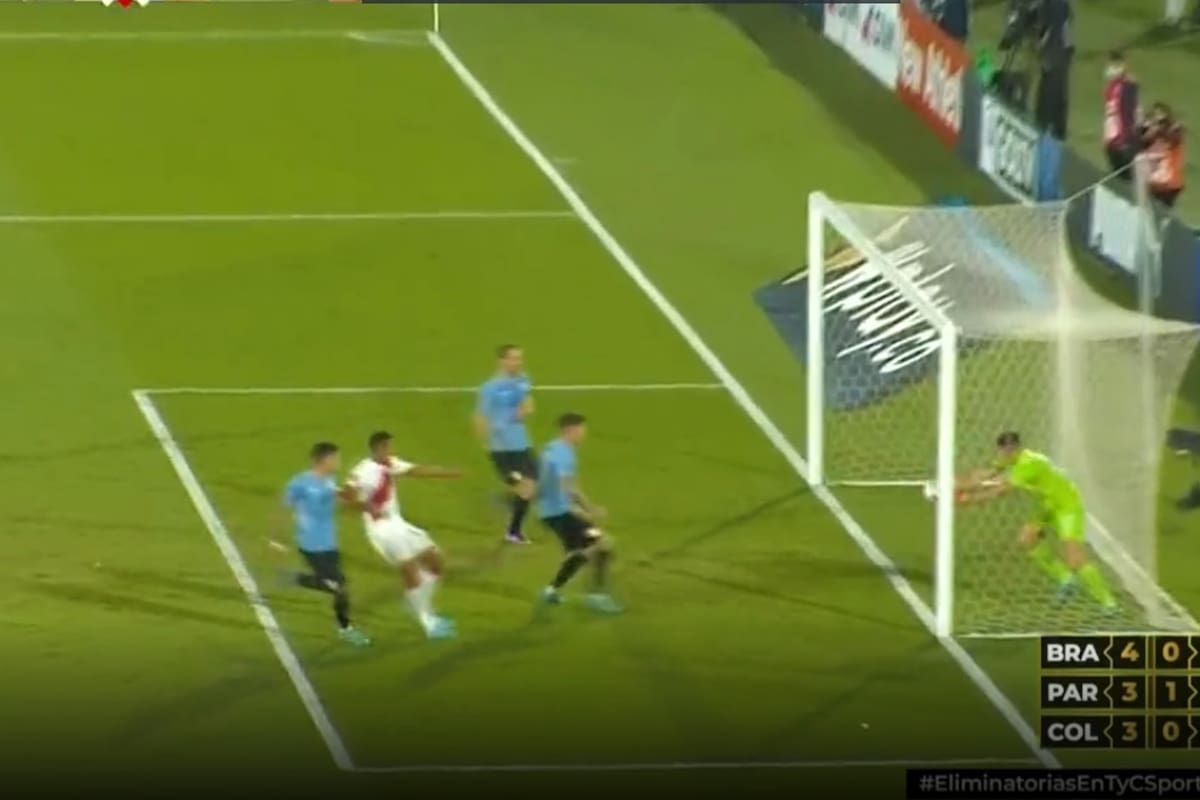El remate que el arquero Sergio Rochet contiene dentro del arco. ¿Entró por completo el balón? ¿era gol de Perú? Para Daronco, no
