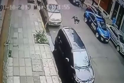 El remisero recibió ocho disparos luego de atacar con un cuchillo a un policía