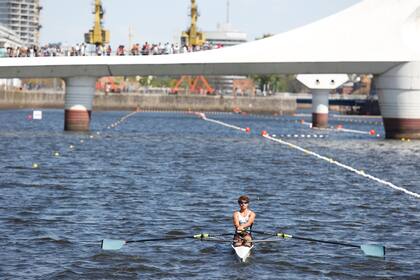 El remo fue protagonista del día en Puerto Madero; los andariveles atravesaban los diques por debajo del Puente de la Mujer