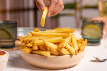 El remojo en agua fría es uno de los trucos para conseguir papas más crocantes