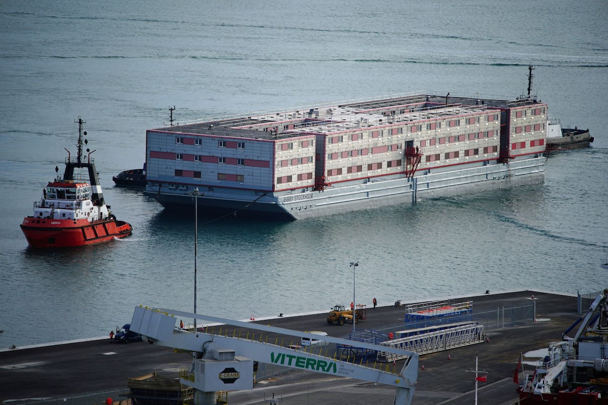 El remolcador Mercia traslada la barcaza Bibby Stockholm hasta el puerto de Portland, en Dorset, donde desde hoy se utiliza alojar migrantes