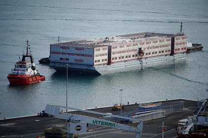 El remolcador Mercia traslada la barcaza Bibby Stockholm hasta el puerto de Portland, en Dorset, donde desde hoy se utiliza alojar migrantes