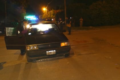 El Renault 9 en el que quedó muerto uno de los dos delincuentes que intentaron asaltar a un policía federal de la División Custodia Presidencial