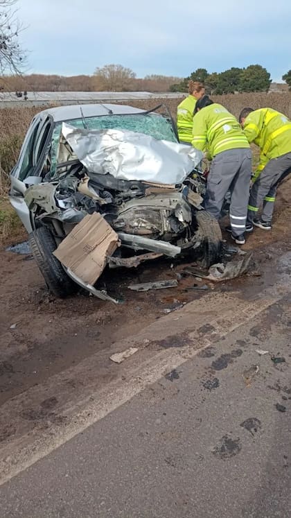 El Renault Clio que manejaba la mujer marplatense sufrió importantes deformaciones tras el impacto