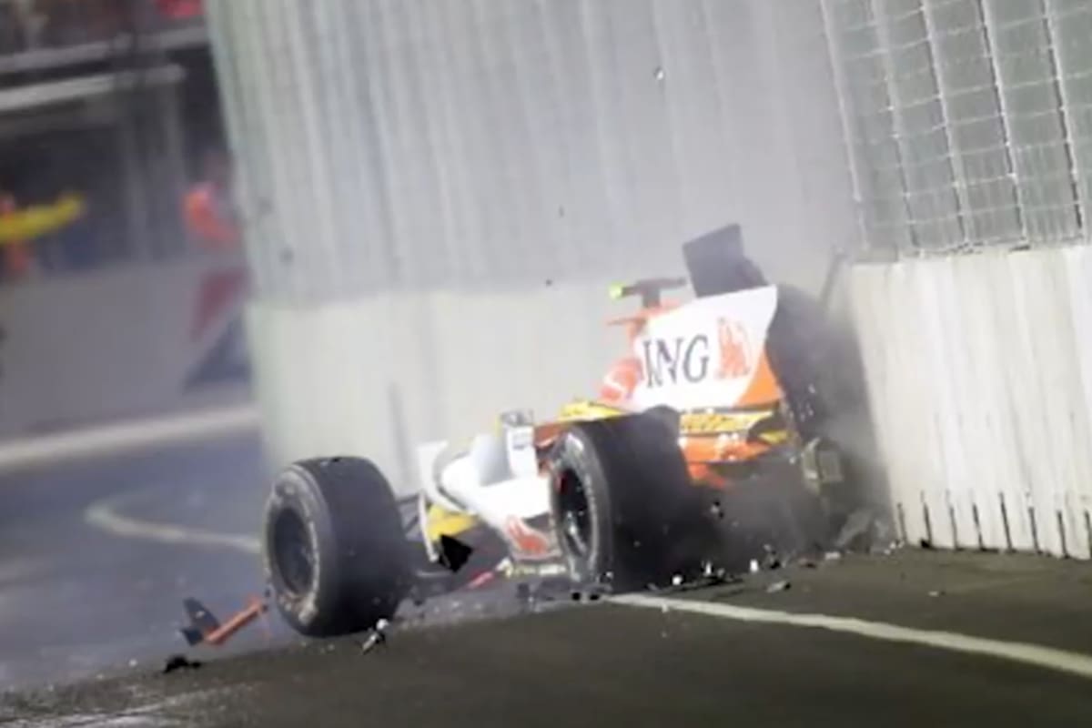 El Renault de Nelson Piquet Jr. contra las barreras de Marina Bay