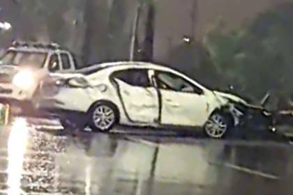 El Renault Fluence blanco que manejaba el muchacho de 21 años al momento de atropellar a un grupo de jóvenes que salían de un boliche en Salta