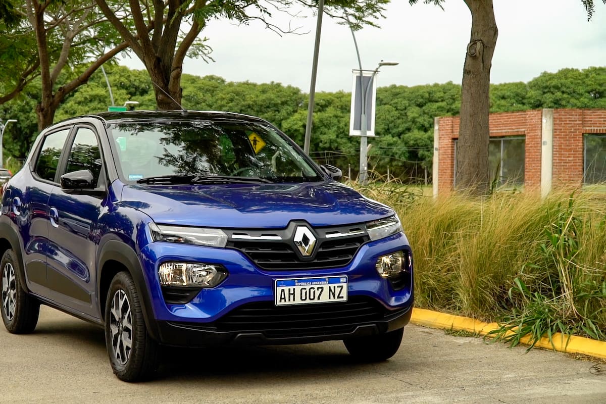 El Renault Kwid equipa un motor de tres cilindros 1.0 litros que entrega 66 CV a 5500 rpm y es uno de los que menos combustible consumen