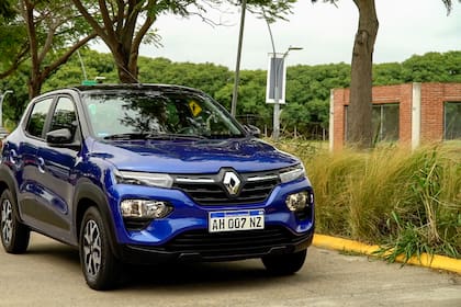 El Renault Kwid equipa un motor de tres cilindros 1.0 litros que entrega 66 CV a 5500 rpm y es uno de los que menos combustible consumen