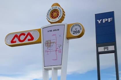 El renovado muñeco del ACA en una estación de servicio